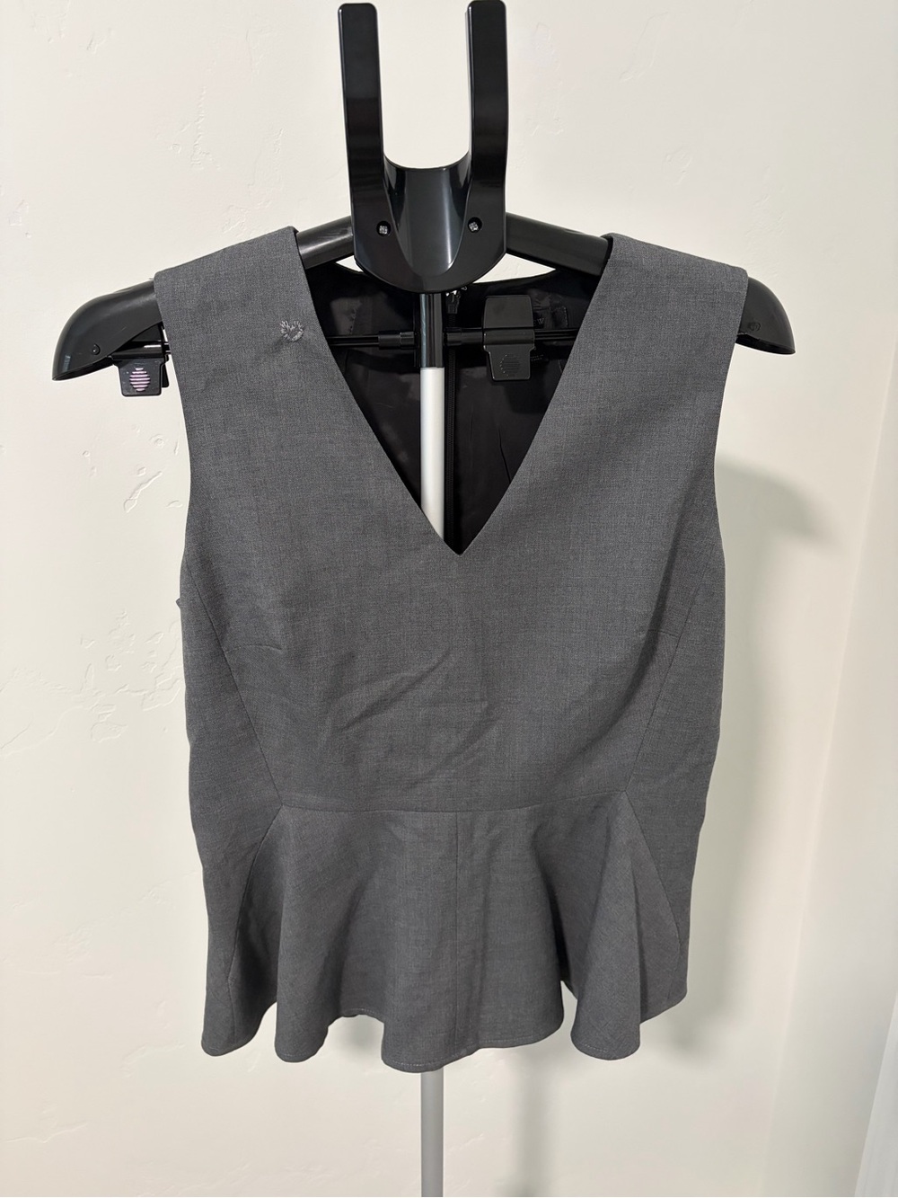 Women’s J. Crew Gray V-Neck Peplum Sleeveless Top with embroidered heart size 8